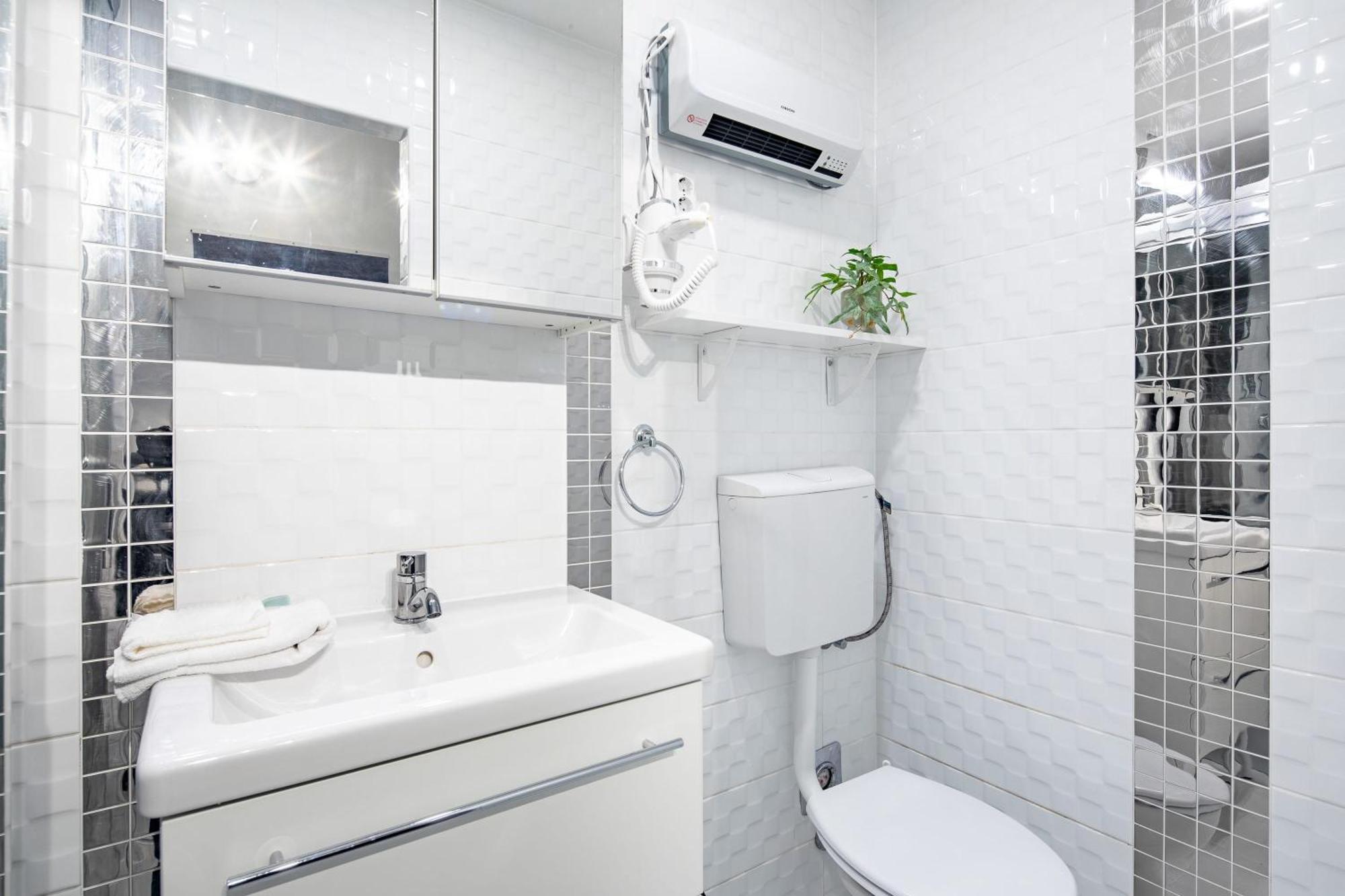 Free Parking - - Quiet Apartment