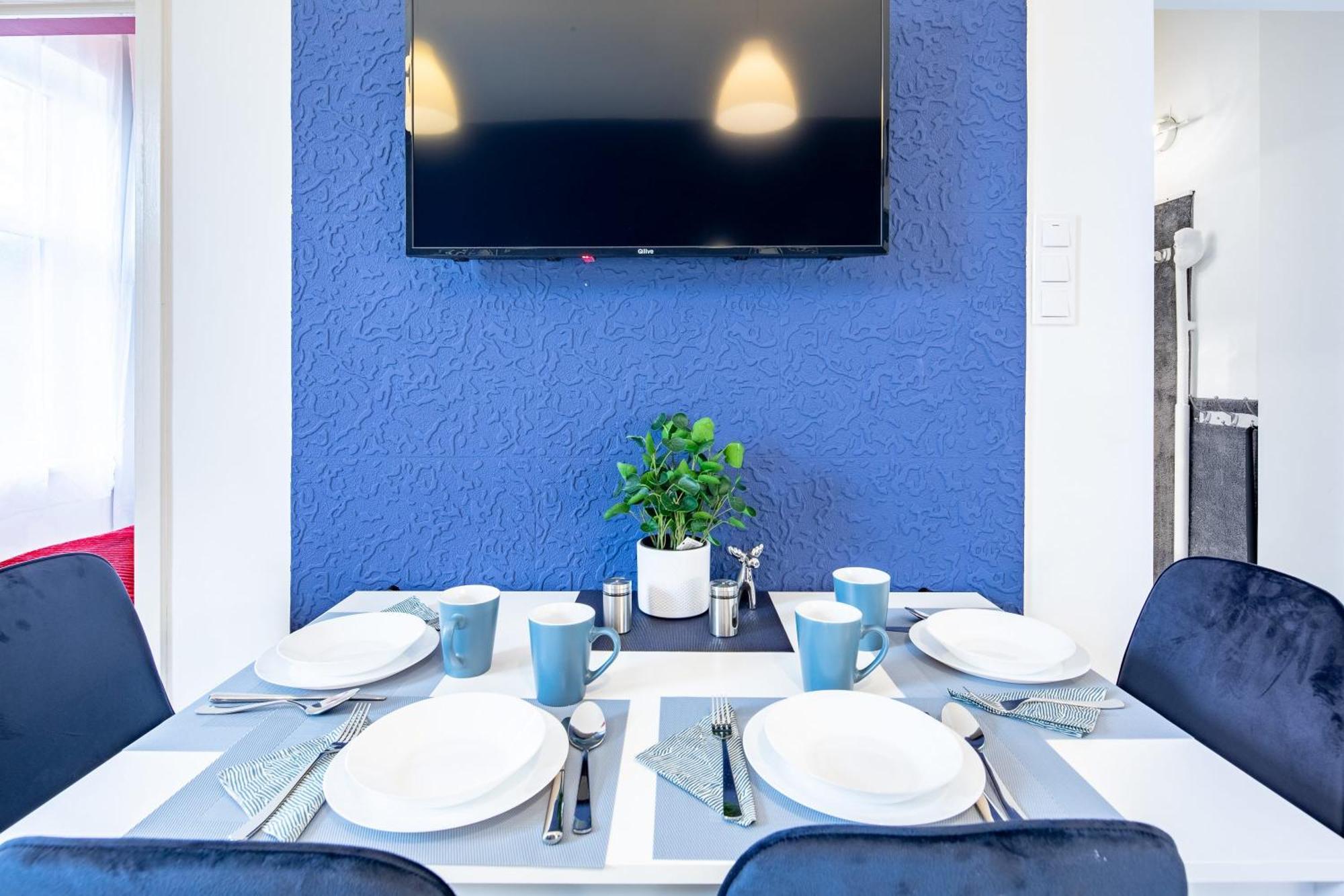 Free Parking - - Quiet Apartment *
