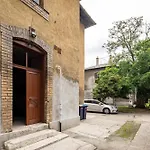 Central - Quiet Aparment